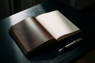 Ein edler Schreibplatz mit Notizbuch und Füller als Symbol für hochwertige Fachartikel.