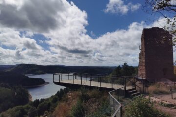 Skywalk mit weitem Ausblick in der Natur